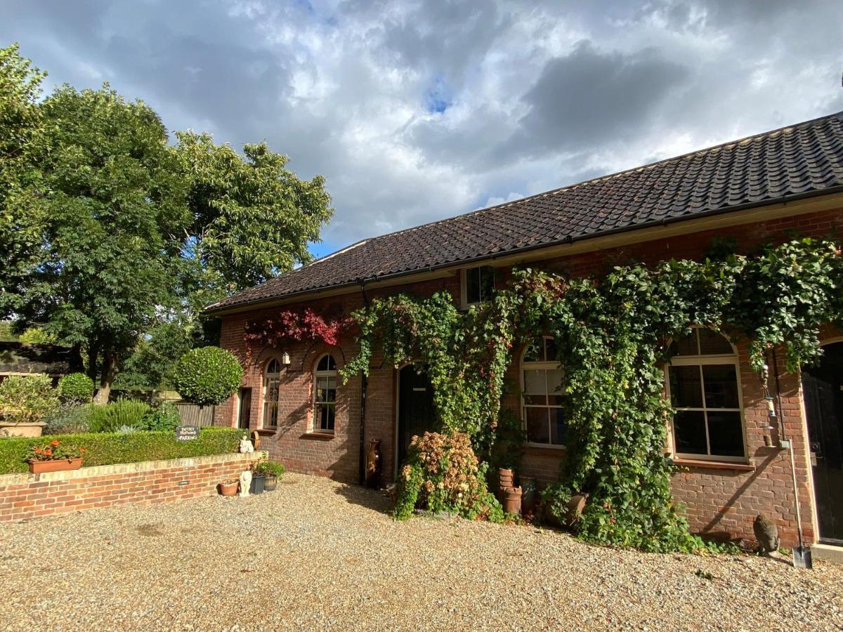 Betsey Trotwood. Historic Stylish 2-Bed Cottage. Blundeston Экстерьер фото